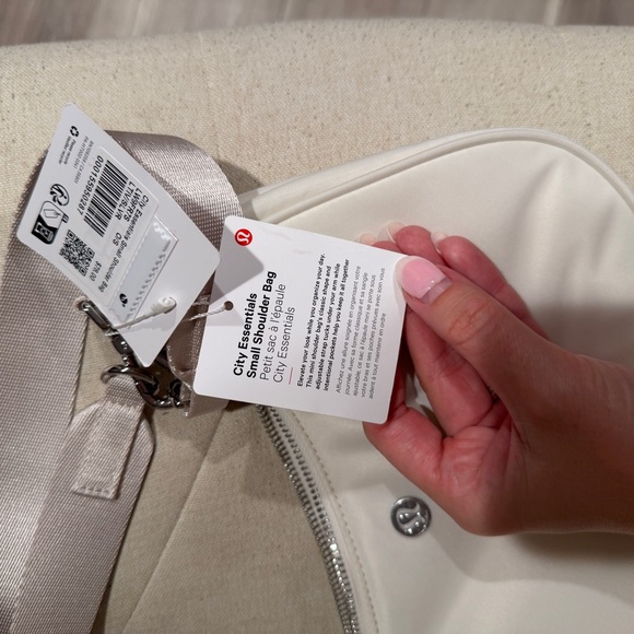 Lululemon city essentials small shoulder bag - Picture 2 of 4
